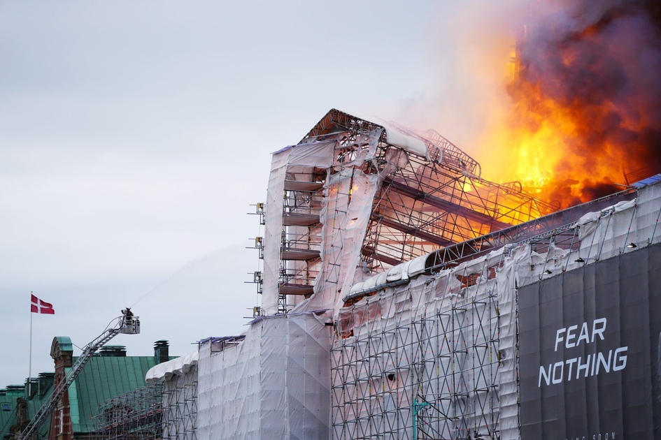 Incendie ravage la Bourse emblématique de Copenhague au Danemark