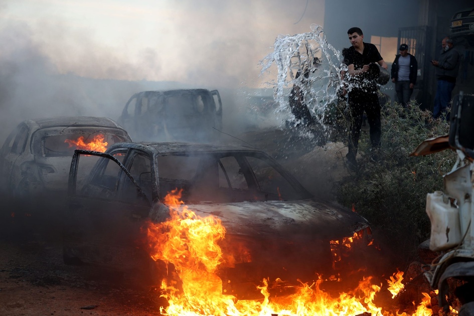 Incendies et blocus par des colons en Cisjordanie contre des villages
