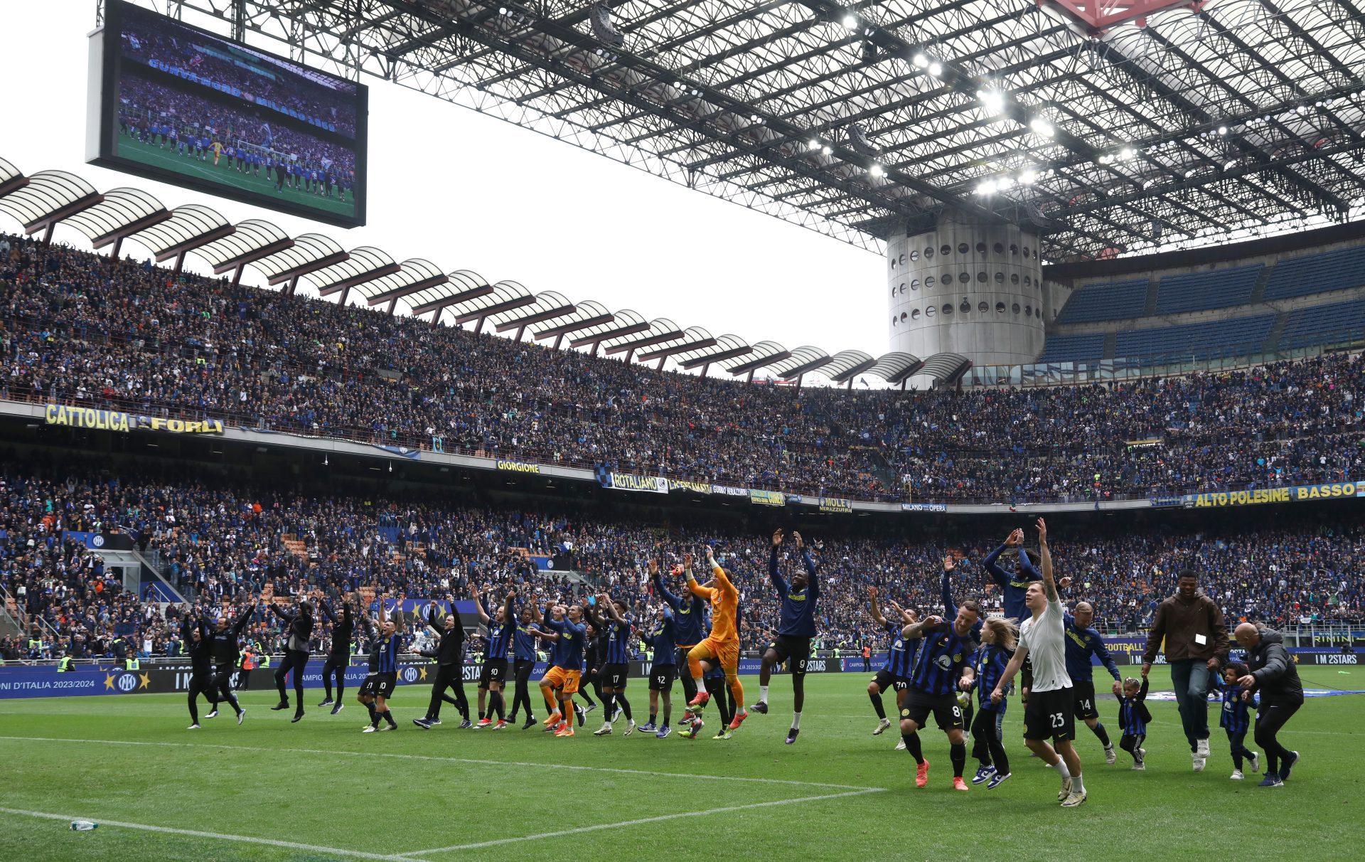 Inter Milan bat facilement Turin et célèbre le titre en grande pompe