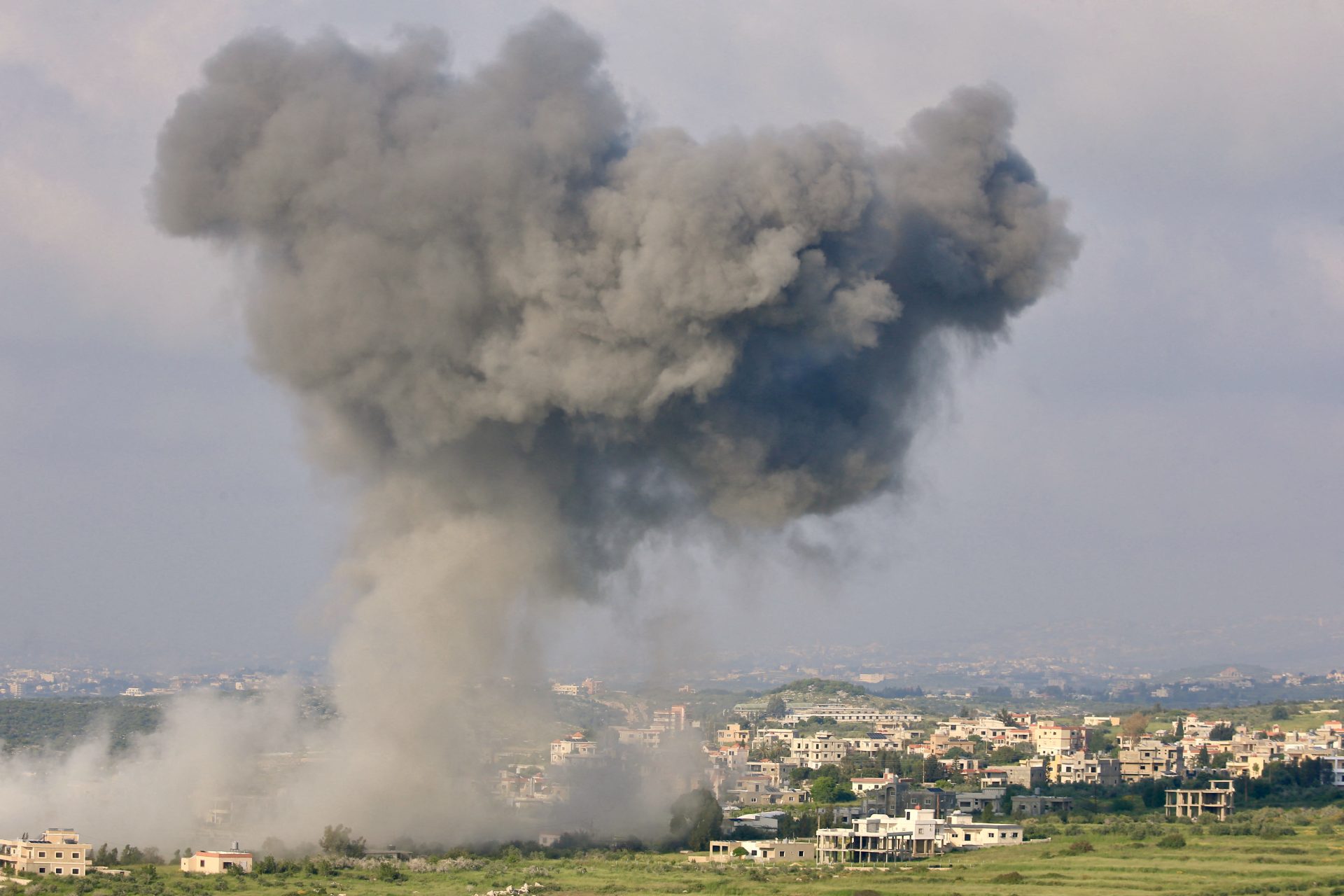 Israël intensifie ses frappes au Sud-Liban, 14 soldats blessés
