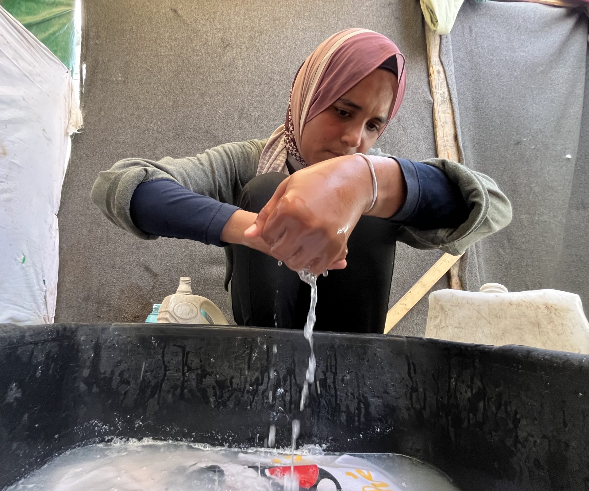 Lavage à bas prix, jeune fille de Gaza lutte pour sa famille