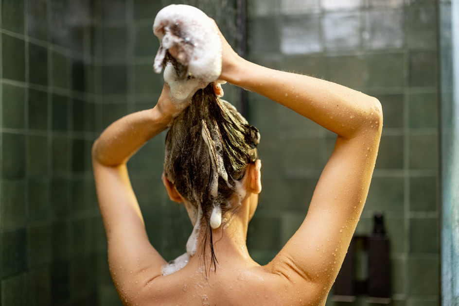 Lavage des cheveux: la fréquence idéale selon un dermatologue
