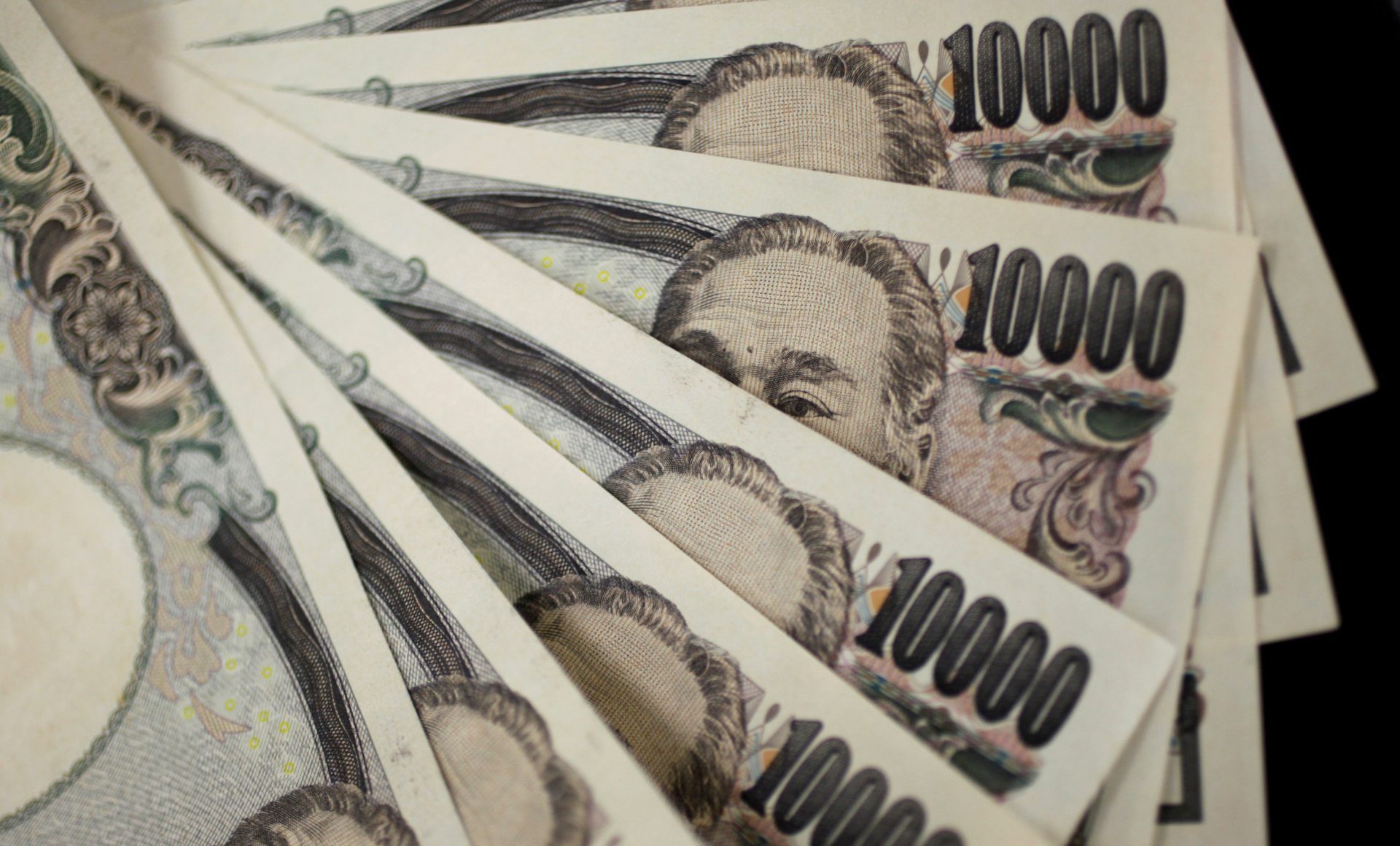 Le yen japonais bondit après avoir chuté face au dollar depuis 1990