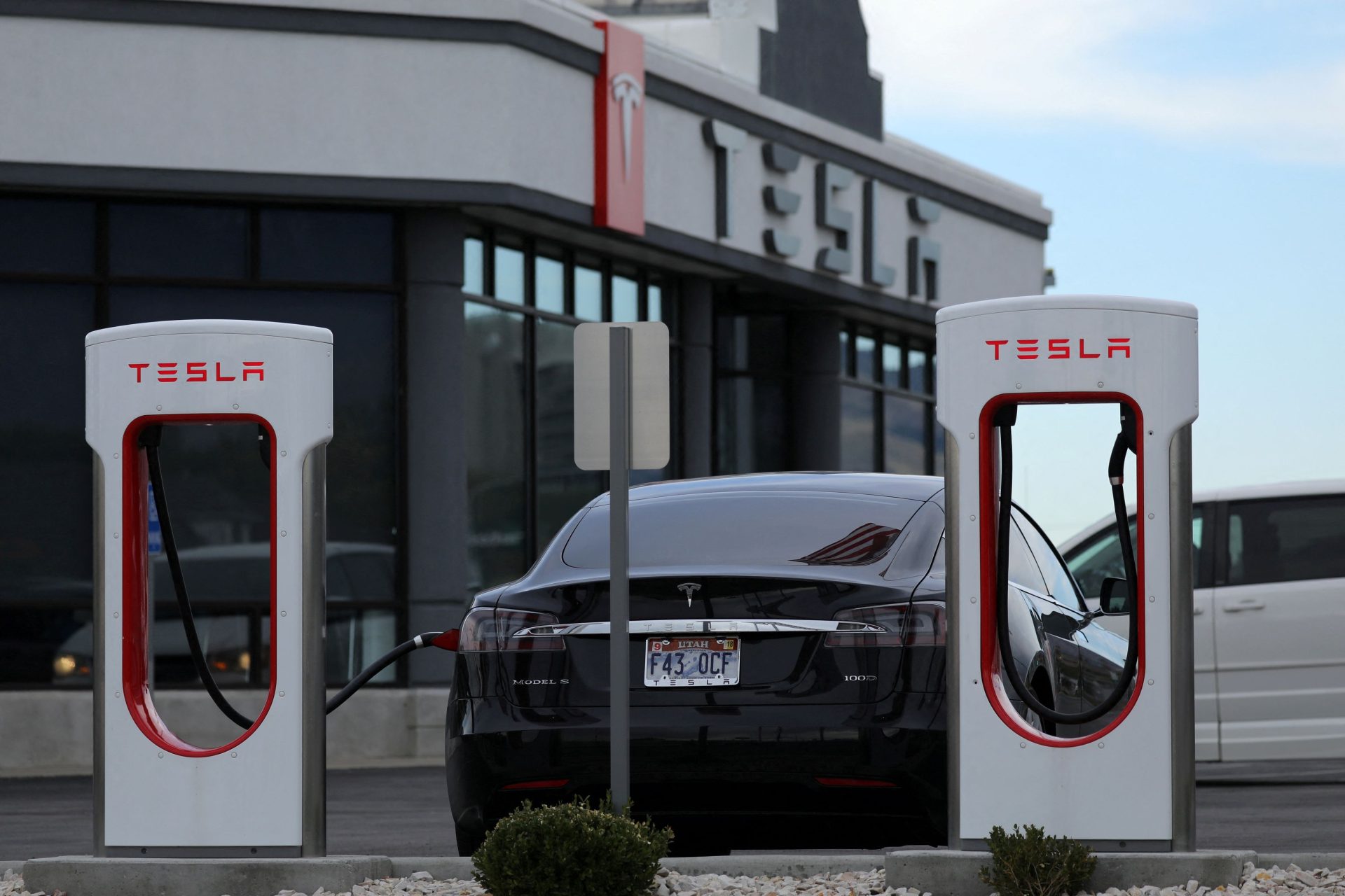 Montée de la compétition sur le marché des voitures électriques, Tesla réduit les prix en Chine
