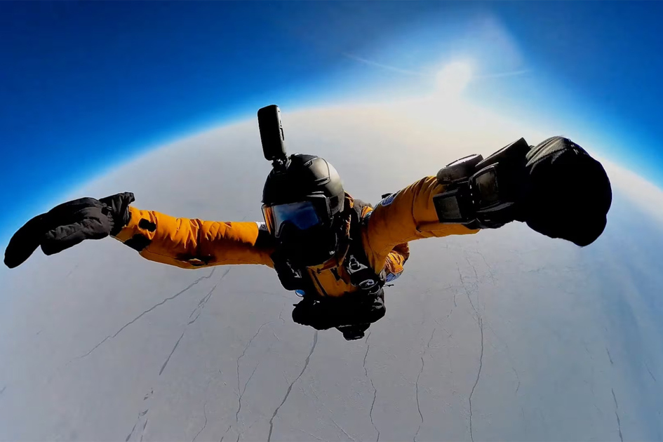Parachutistes russes pulvérisent un record en sautant de la stratosphère au Pôle Nord