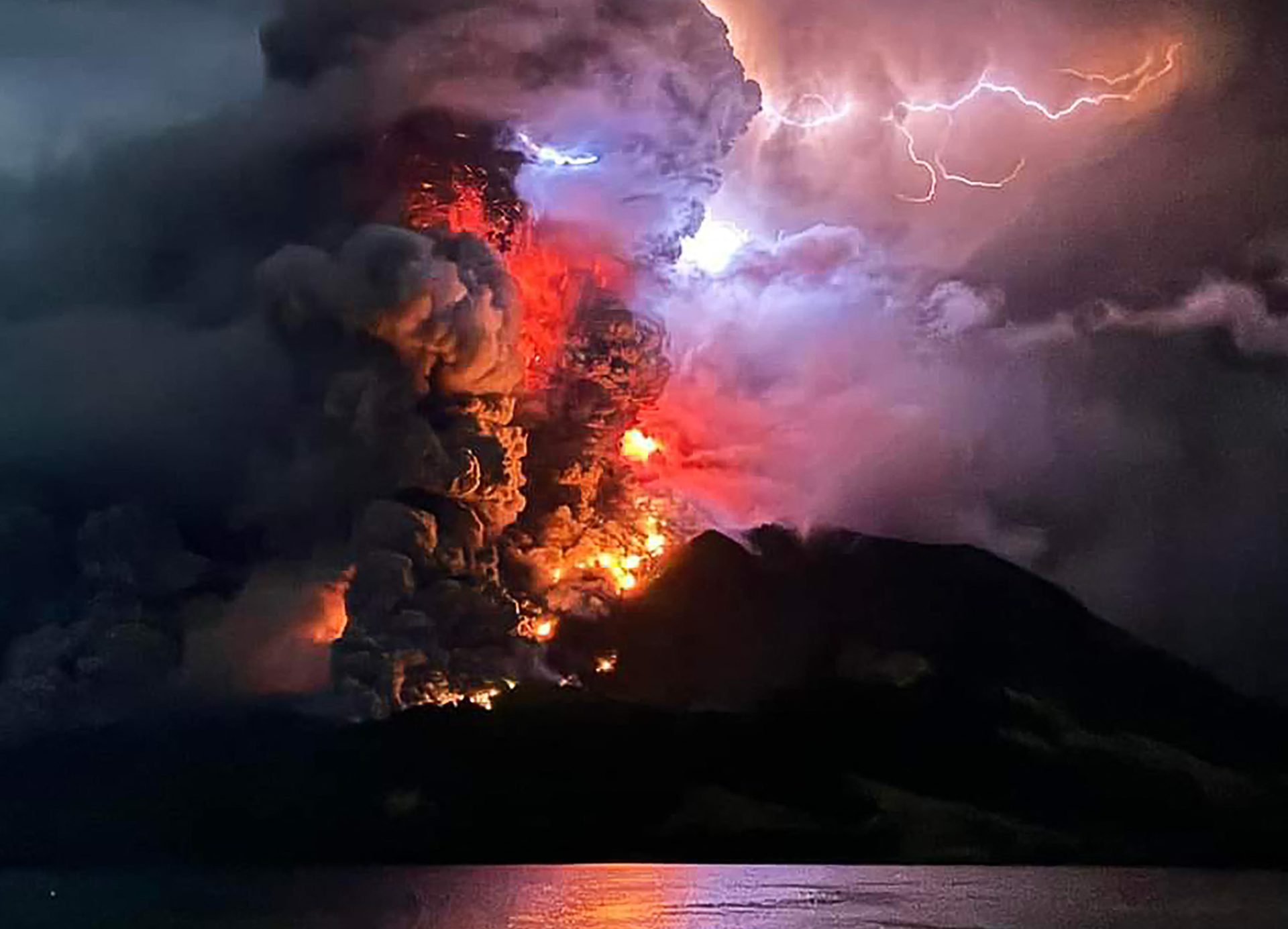 Plus de 11 000 évacuations en Indonésie nord, éruption volcanique