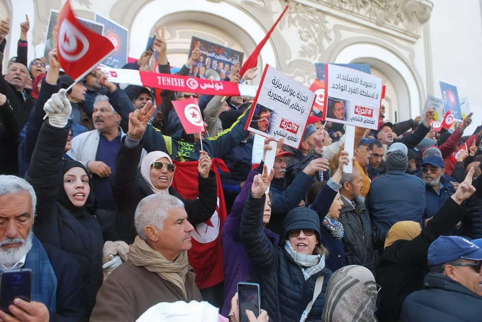 Pourquoi la détention forcée continue pour les opposants en Tunisie?