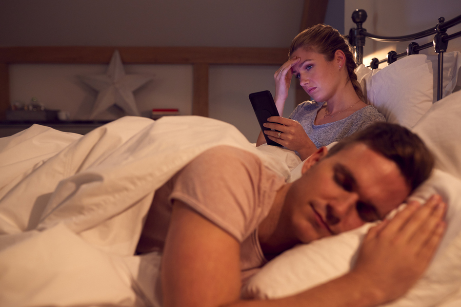 Pourquoi les femmes dorment-elles moins bien que les hommes - Explications