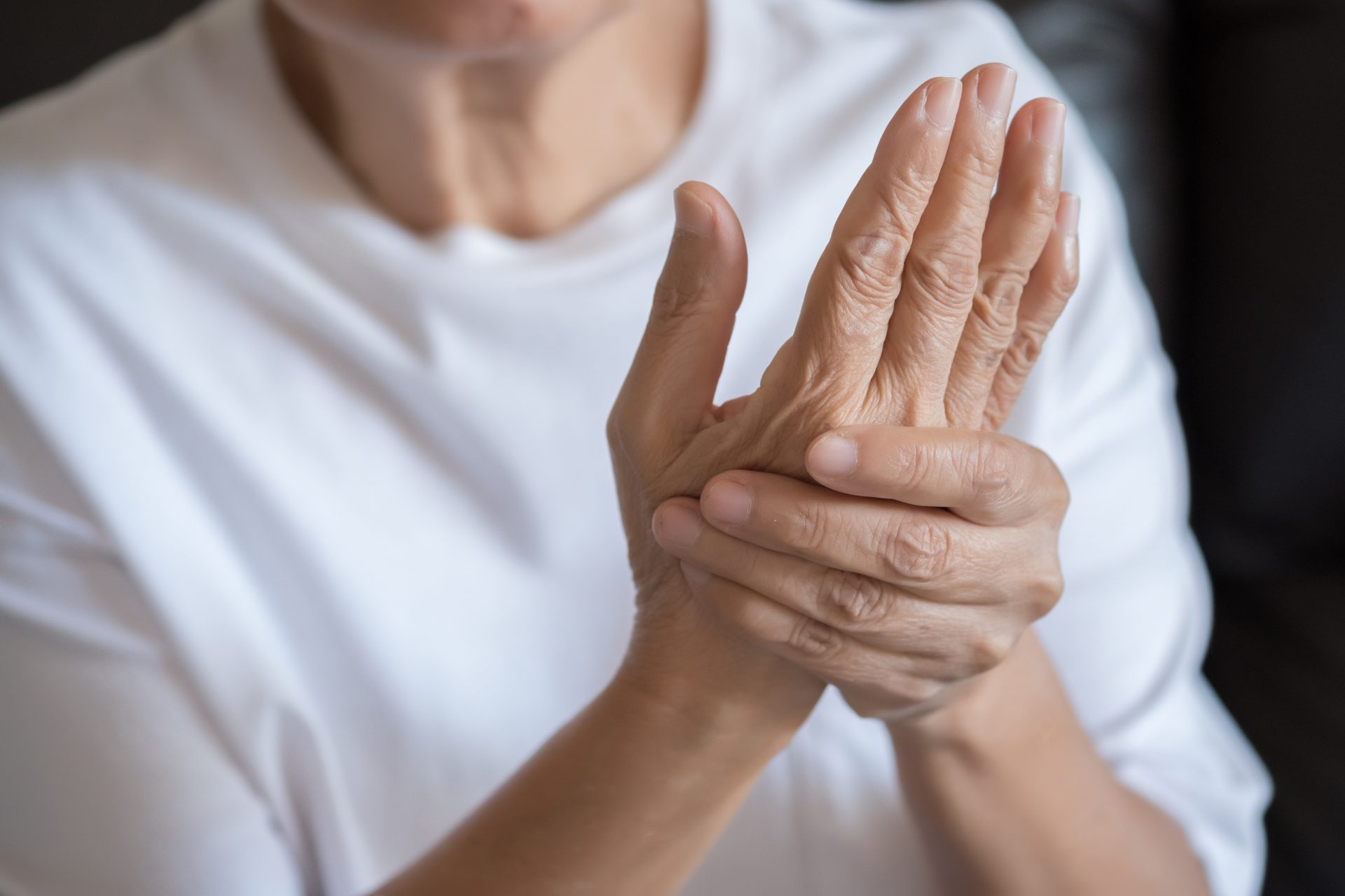 Quelle différence entre arthrite et douleur articulaire?