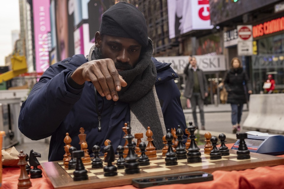 Tunde Onakoya du Nigeria bat le record mondial d'échecs de 60h non-stop