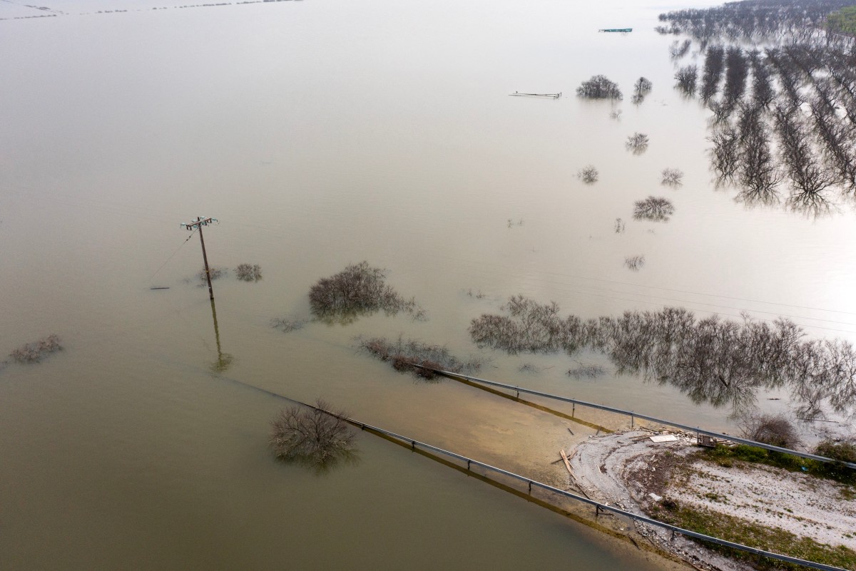 Vallée grecque devenue lac lance débat sur la sécheresse