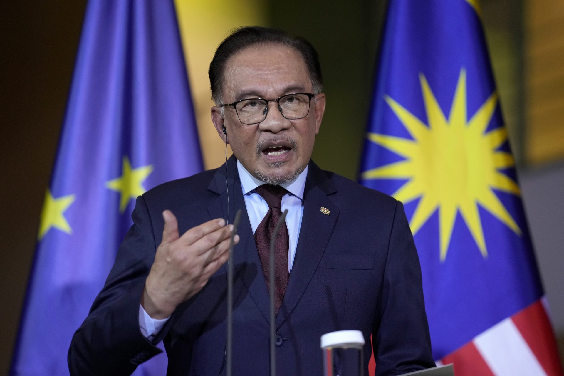 Anwar de Malaisie annonce une hausse record des salaires publics