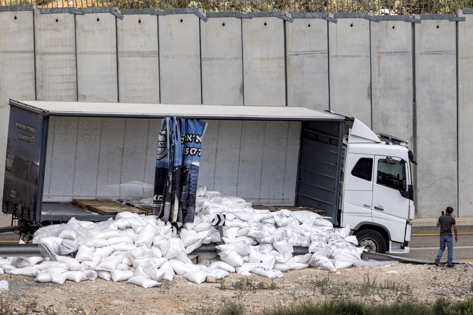 Attaque contre une caravane d'aide à Hébron, terres brûlées à Naplouse