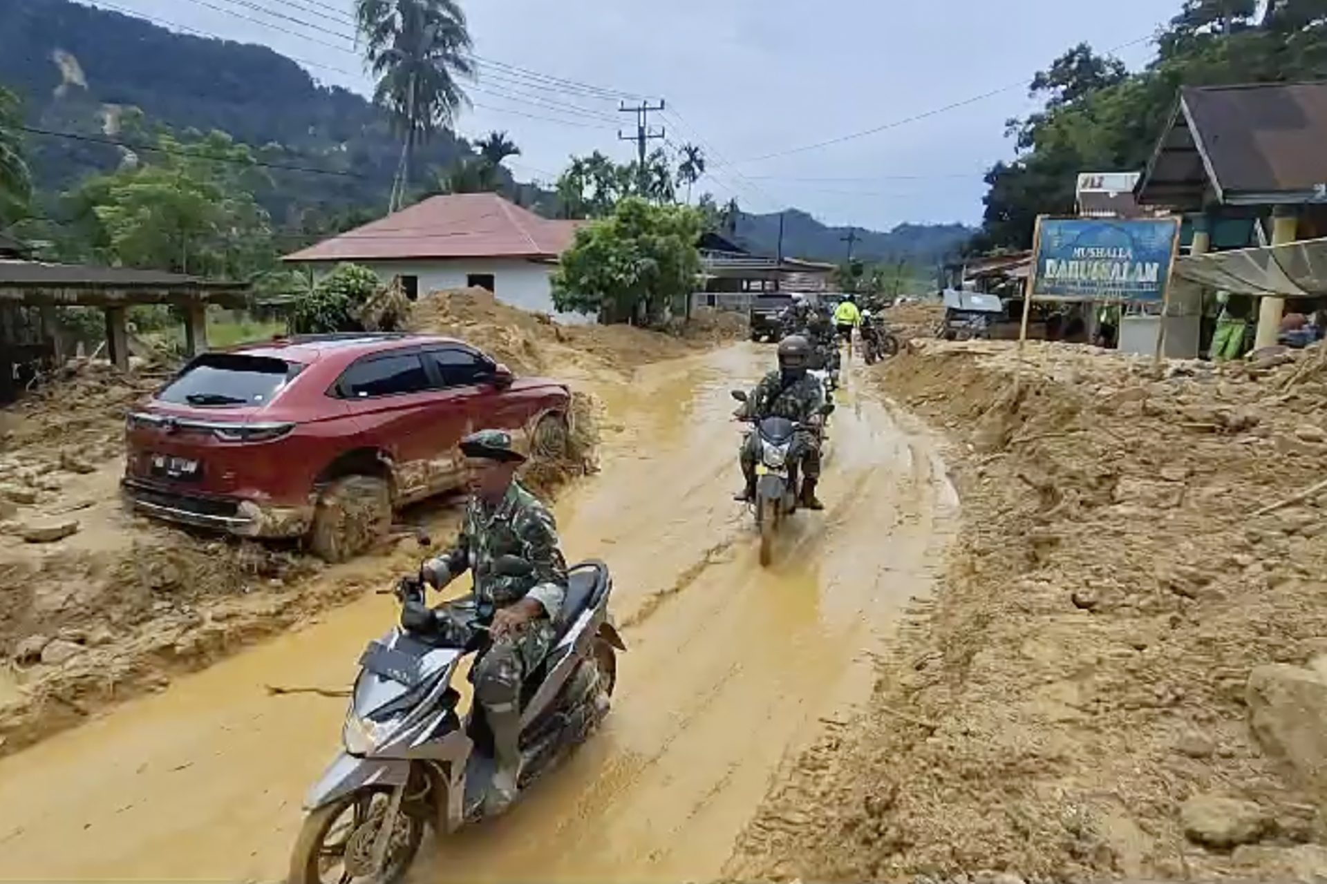 Au moins 28 morts et disparus dans inondations et lave froide en Indonésie