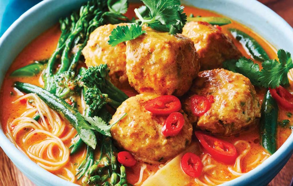 Boules de poulet thaï en soupe savoureuse