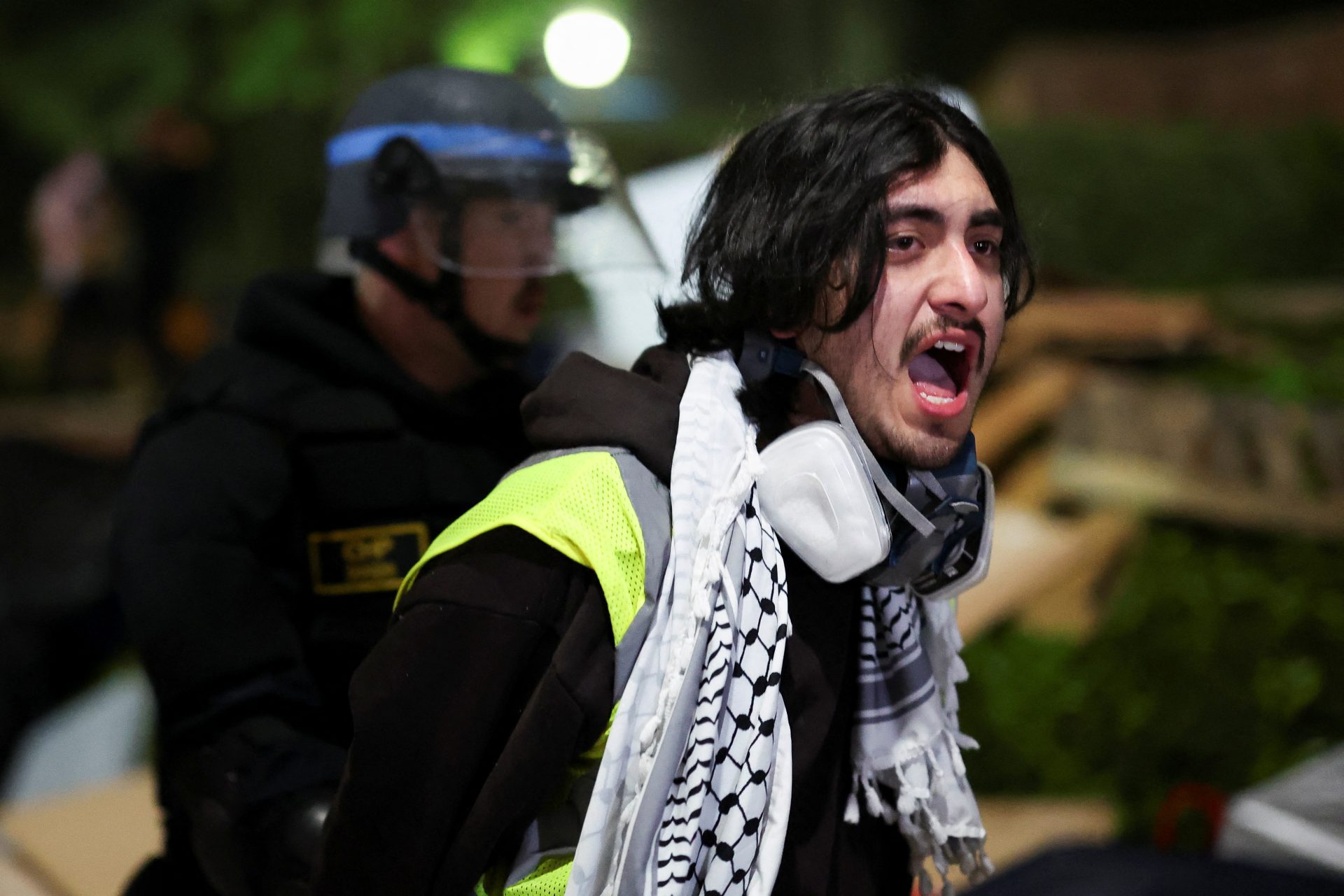 Déploiement choc à UCLA contre une manif pro-Palestine pacifique