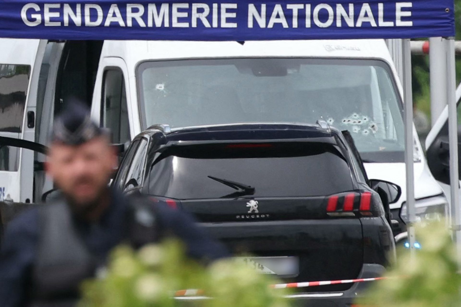 Des hommes armés tuent deux gardiens et libèrent un détenu en France