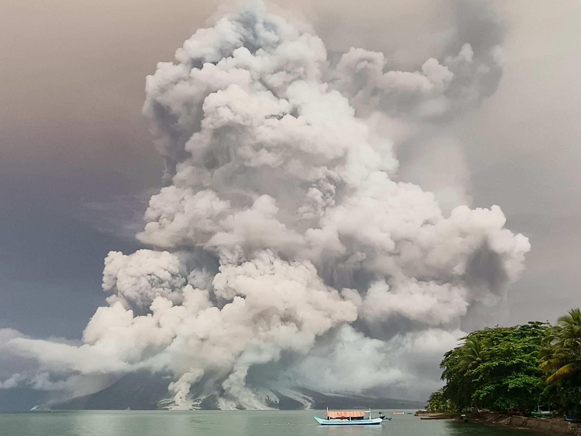 Eruption du volcan Ruang en Indonésie, milliers évacués, vols perturbés