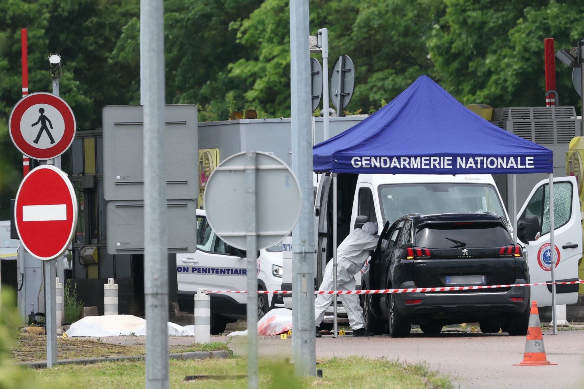 Évasion d'un détenu avec deux gardiens tués dans une embuscade