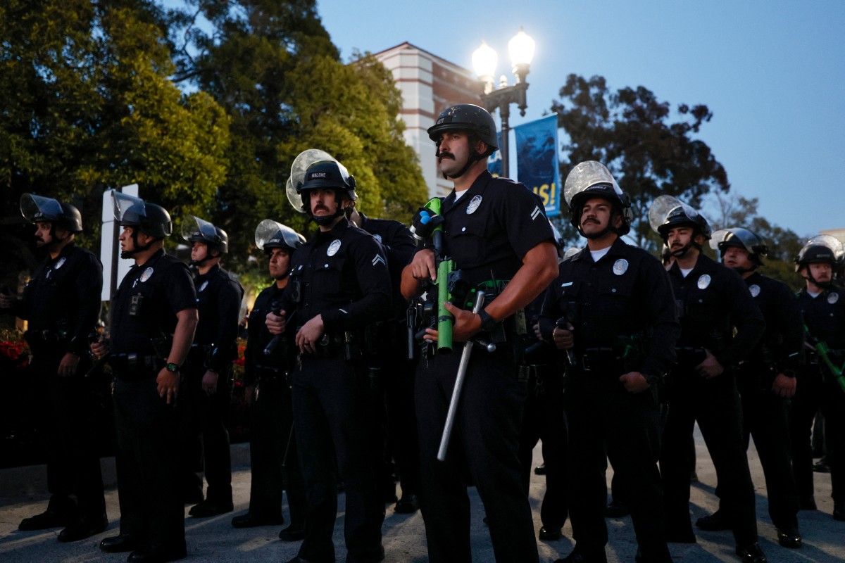 Face-à-face à UCLA : la police somme les manifestants pro-palestiniens de partir