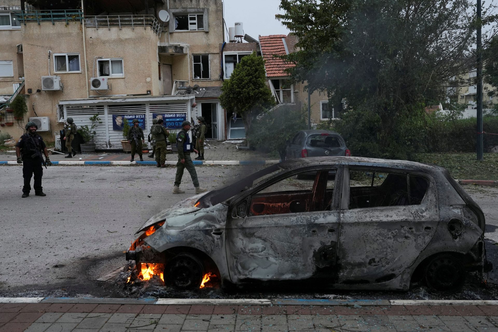 Incendies et coupures d'électricité en Israël après des roquettes du Hezbollah