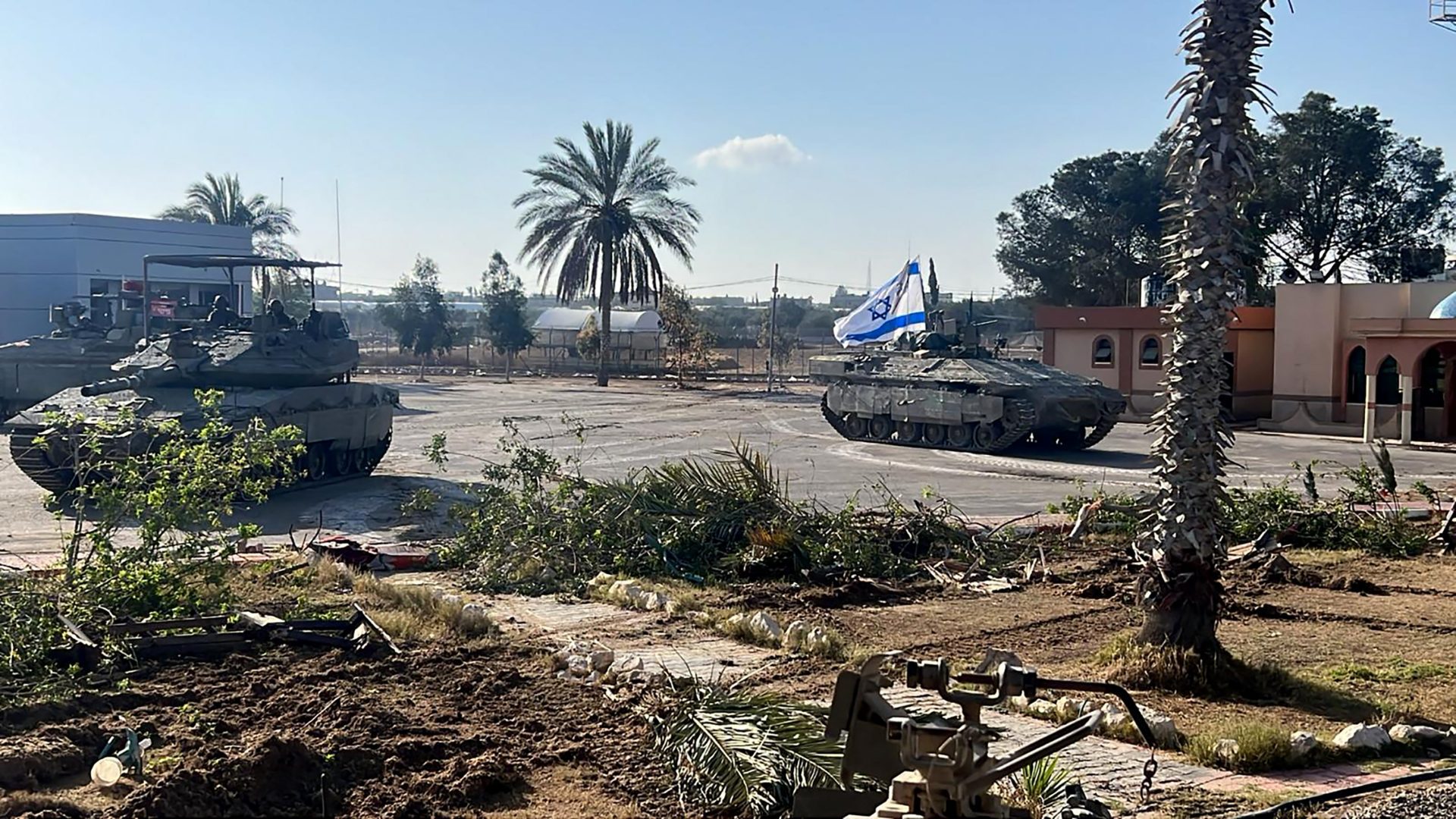 Israël saisit un passage clé de Gaza et attaque Rafah