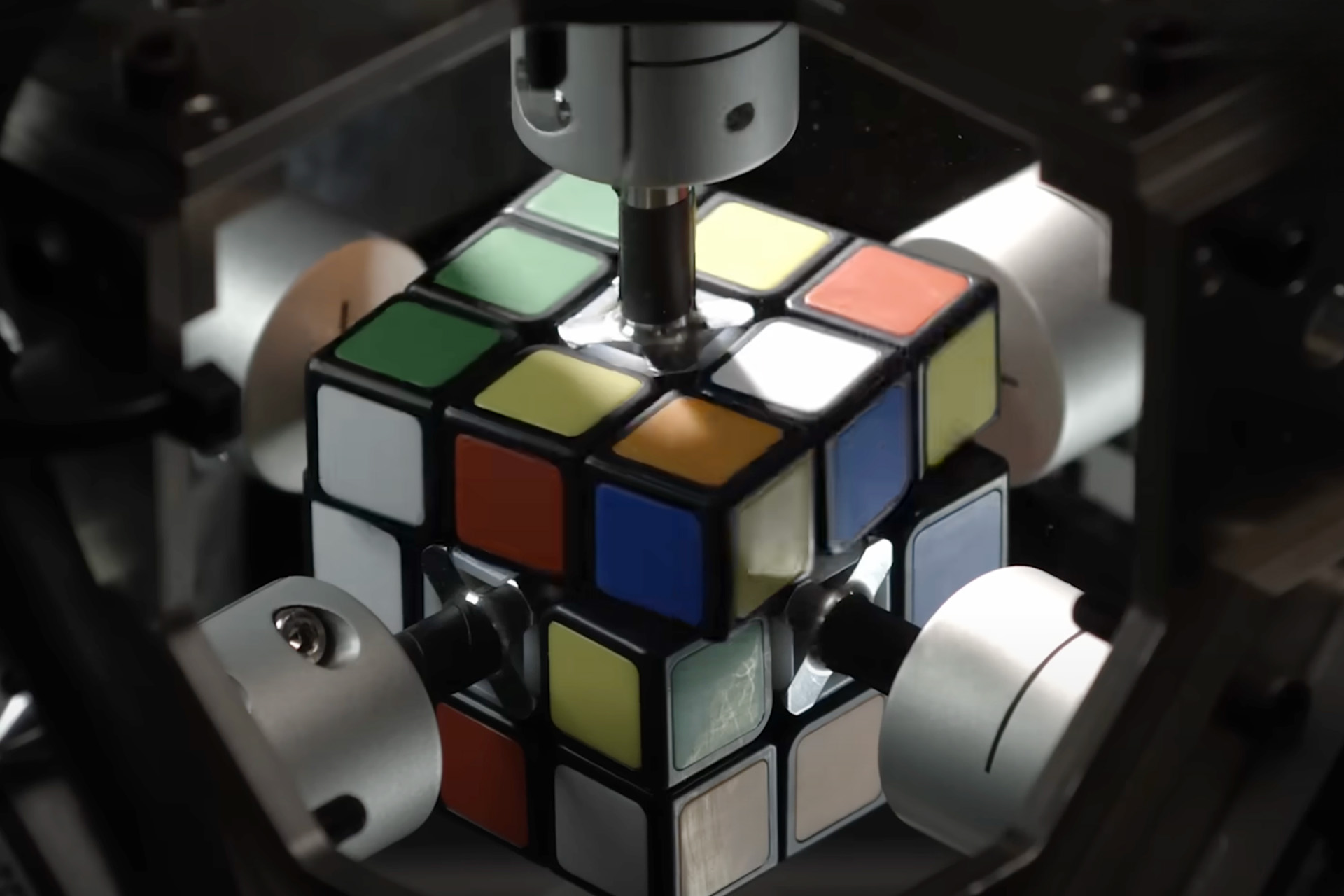 L'incroyable robot de Mitsubishi résout un Rubik's Cube en un éclair