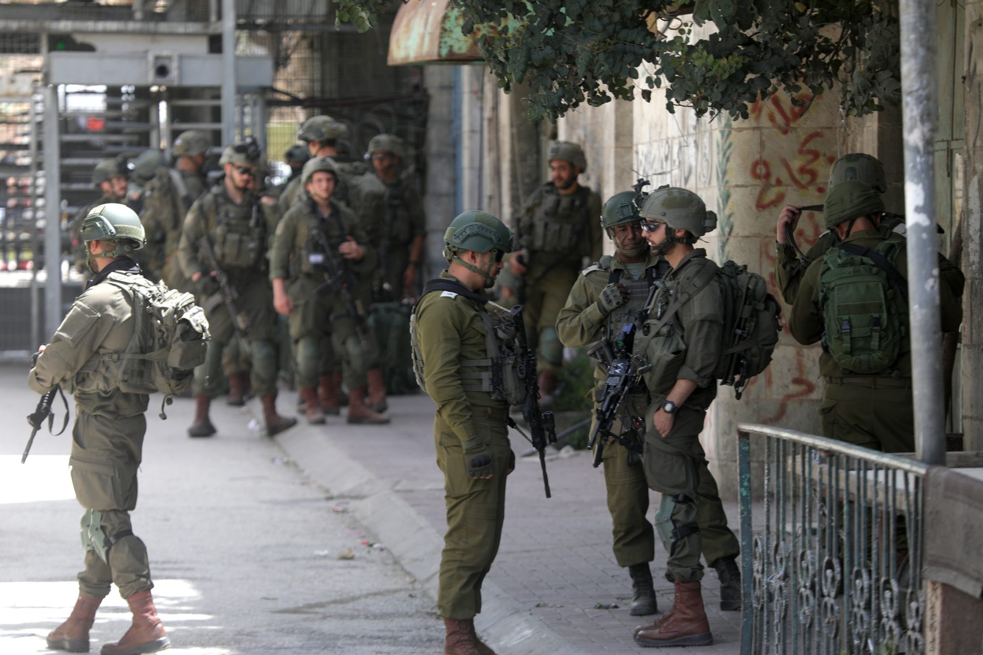 L'occupation force l'entrée en Cisjordanie, affronte les Palestiniens