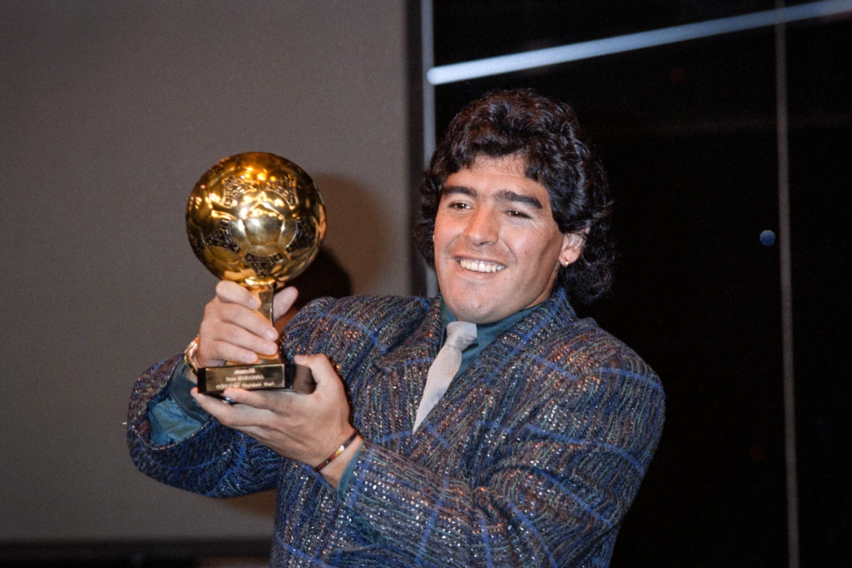 La ballon d'or de Maradona vendu aux enchères pour des millions