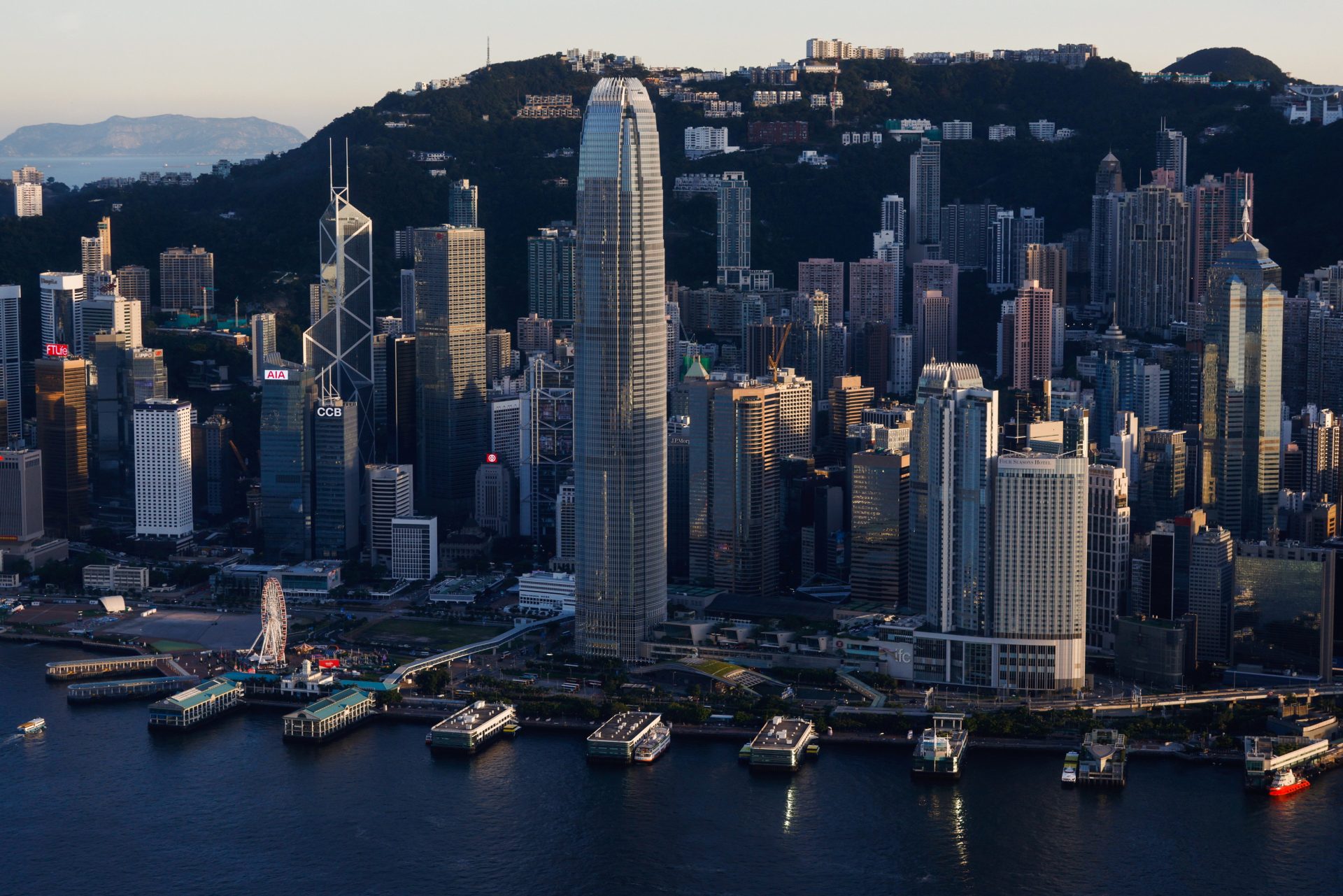 Le Wall Street Journal réduit son personnel à Hong Kong et se tourne vers Singapour