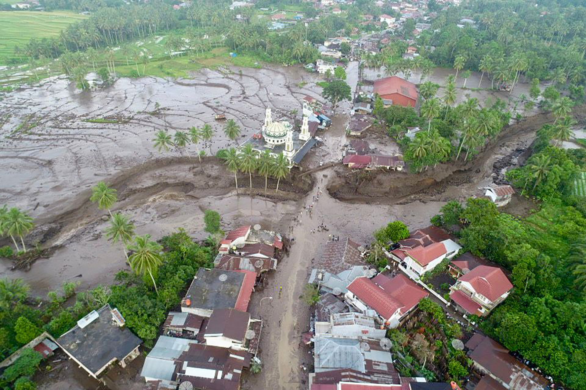 Le bilan des inondations et coulées de boue en Indonésie atteint 41 morts
