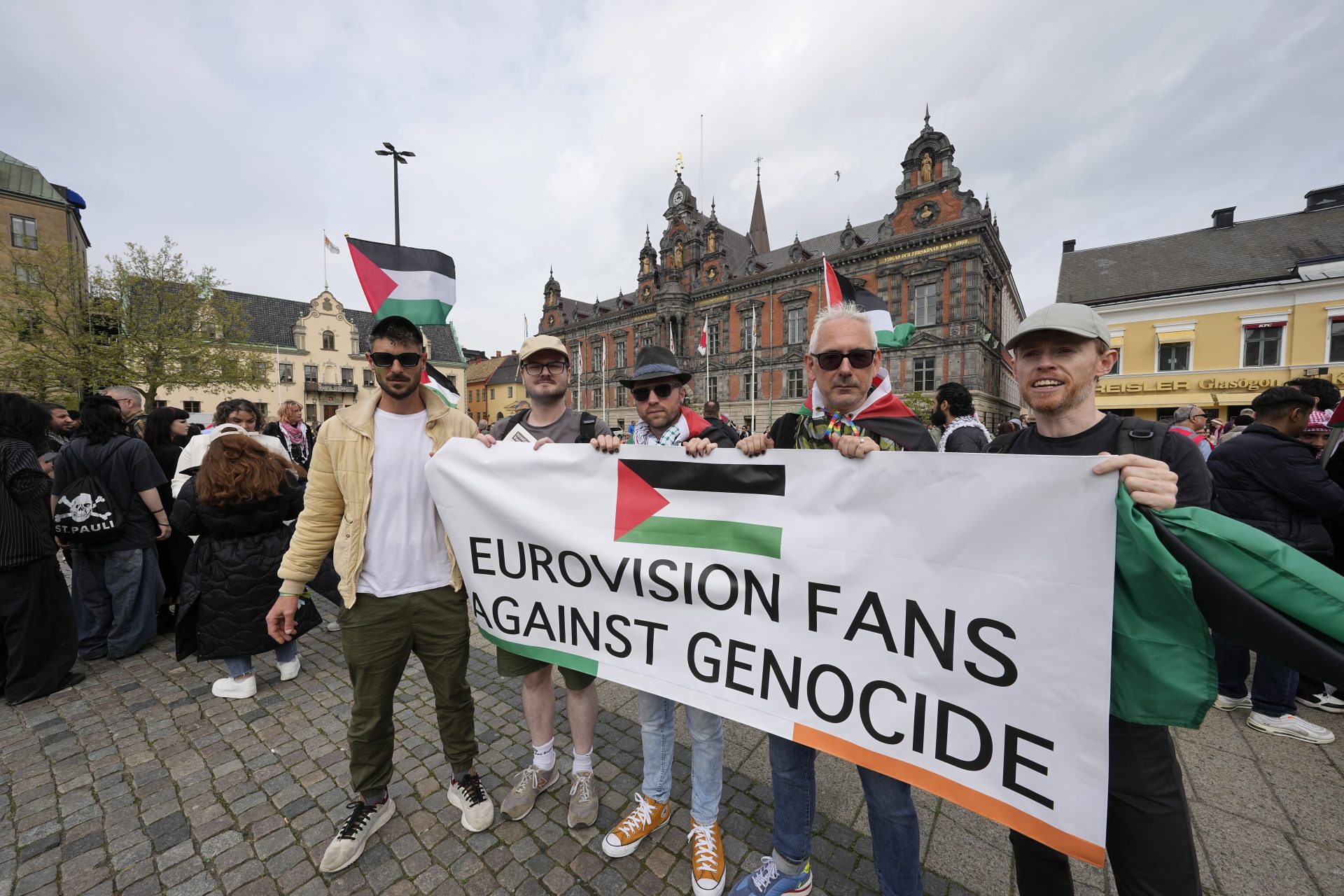 Le cri Palestine libre poursuit une chanteuse israélienne à l'Eurovision