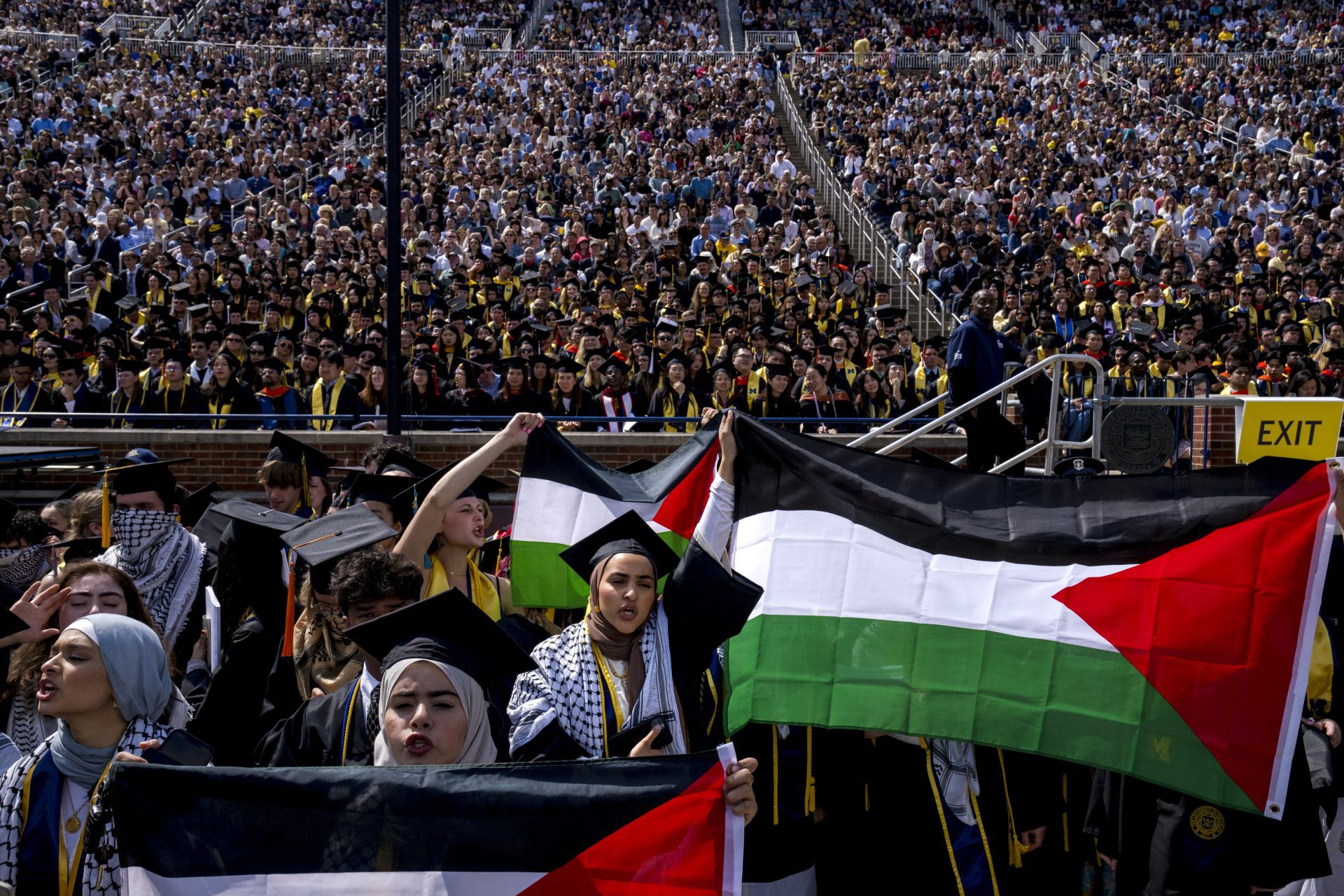 Le drapeau palestinien flotte aux cérémonies de diplômés mondiaux