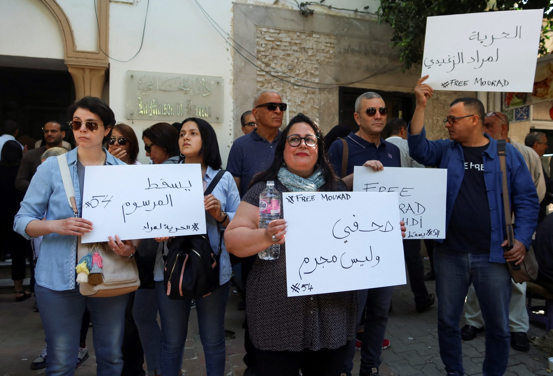 Les policiers tunisiens arrêtent un avocat lors d'une nouvelle descente
