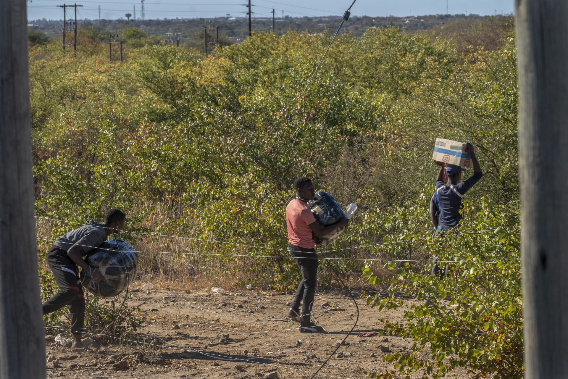 Migrants zimbabwéens inquiets, passeurs scrutent élection SA