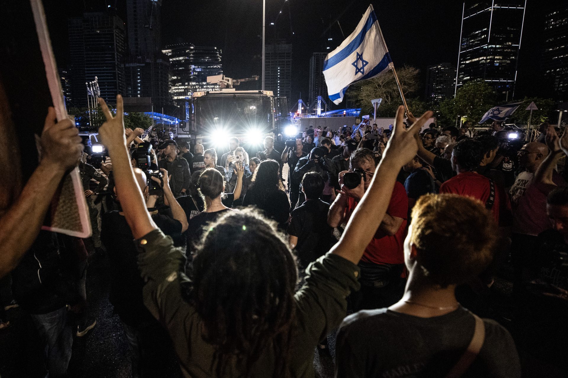 Netanyahu face aux manifestants et ultimatum de Gantz et Lapid