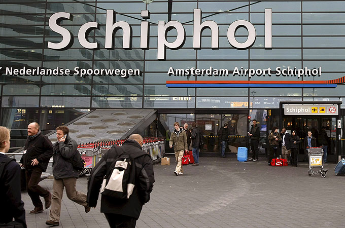 Personne tuée après chute dans moteur davion à Schiphol