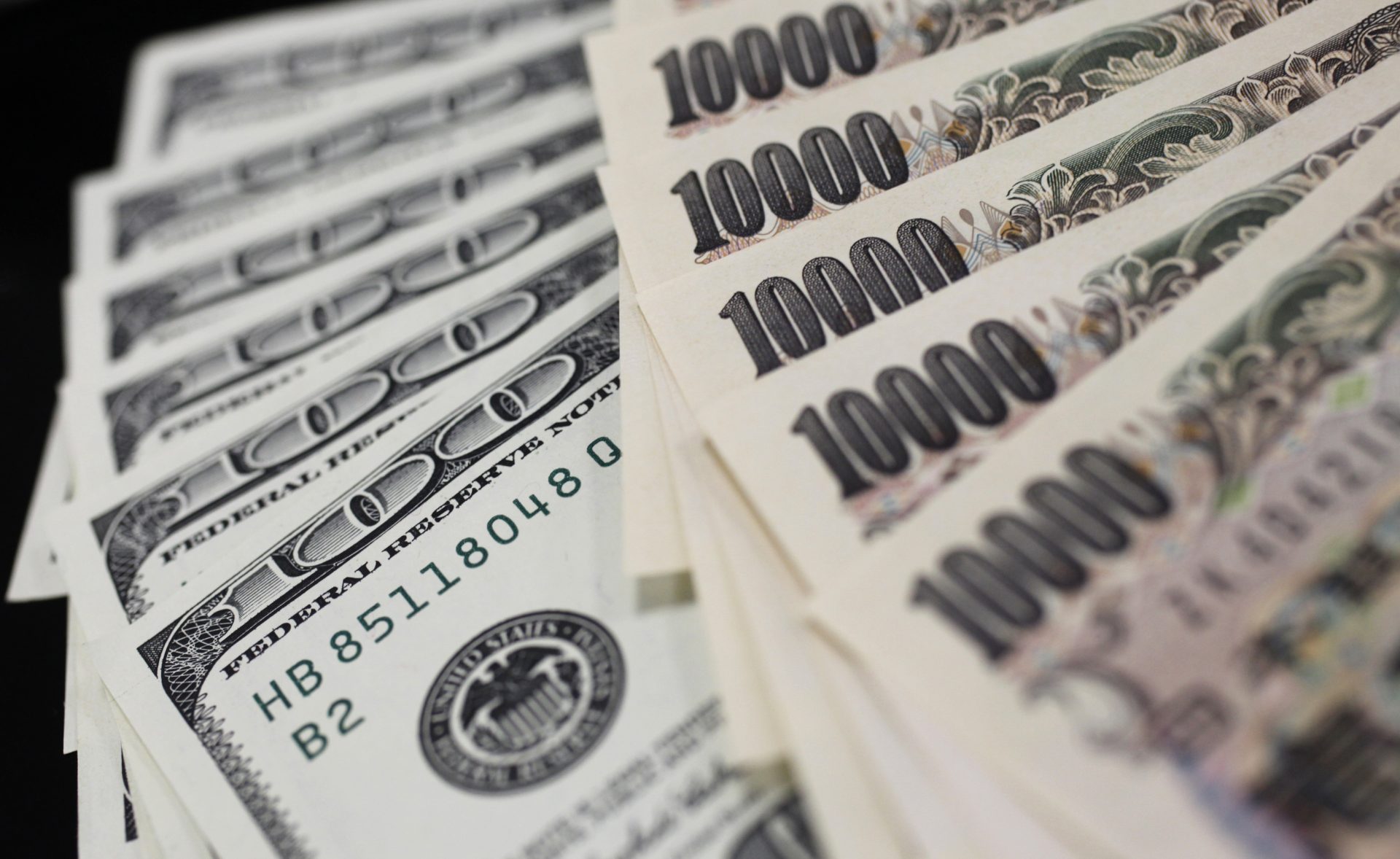 Pourquoi le yen japonais chute face au dollar américain