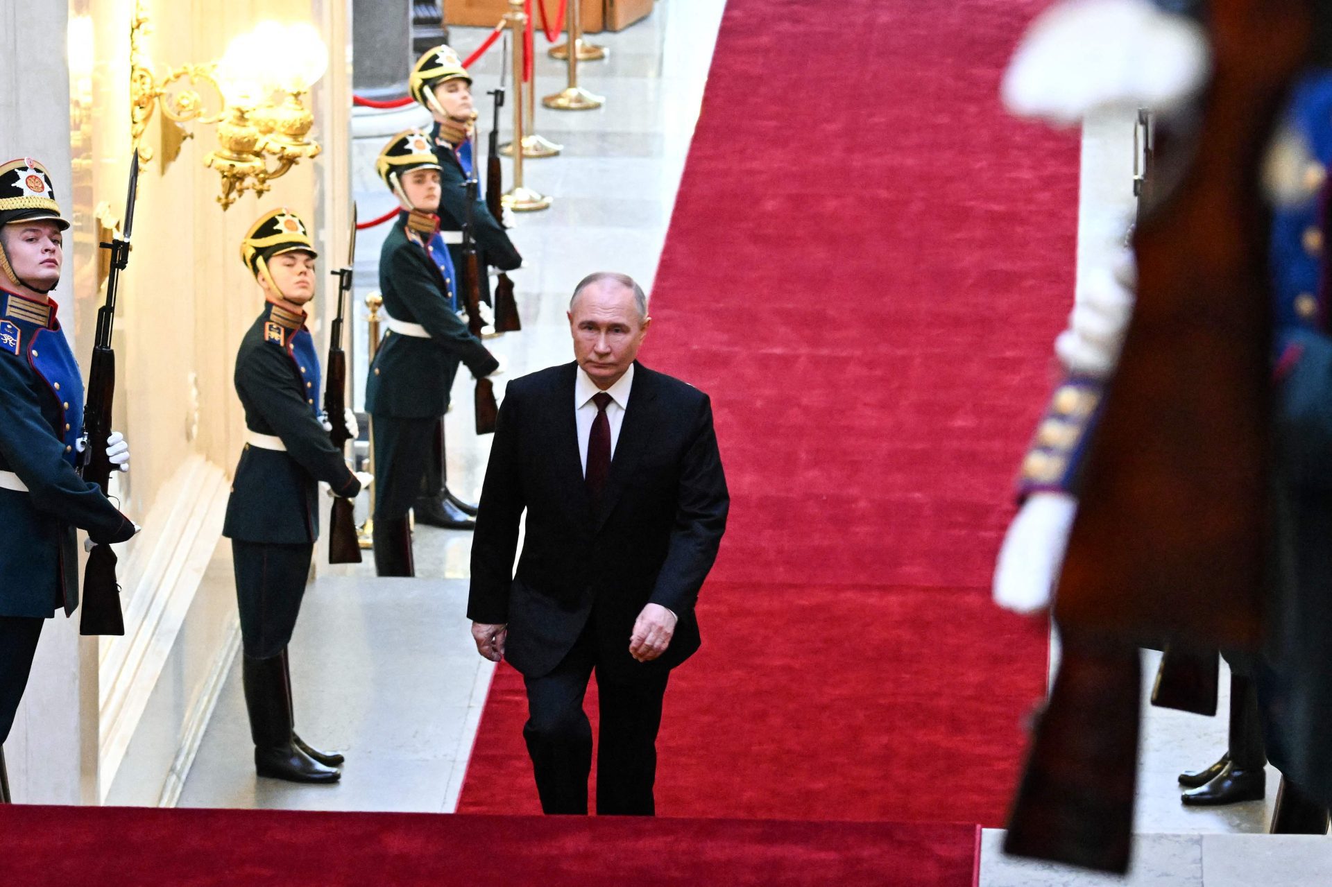 Poutine prête serment pour un 5ème mandat et pose ses conditions au dialogue avec l'Occident