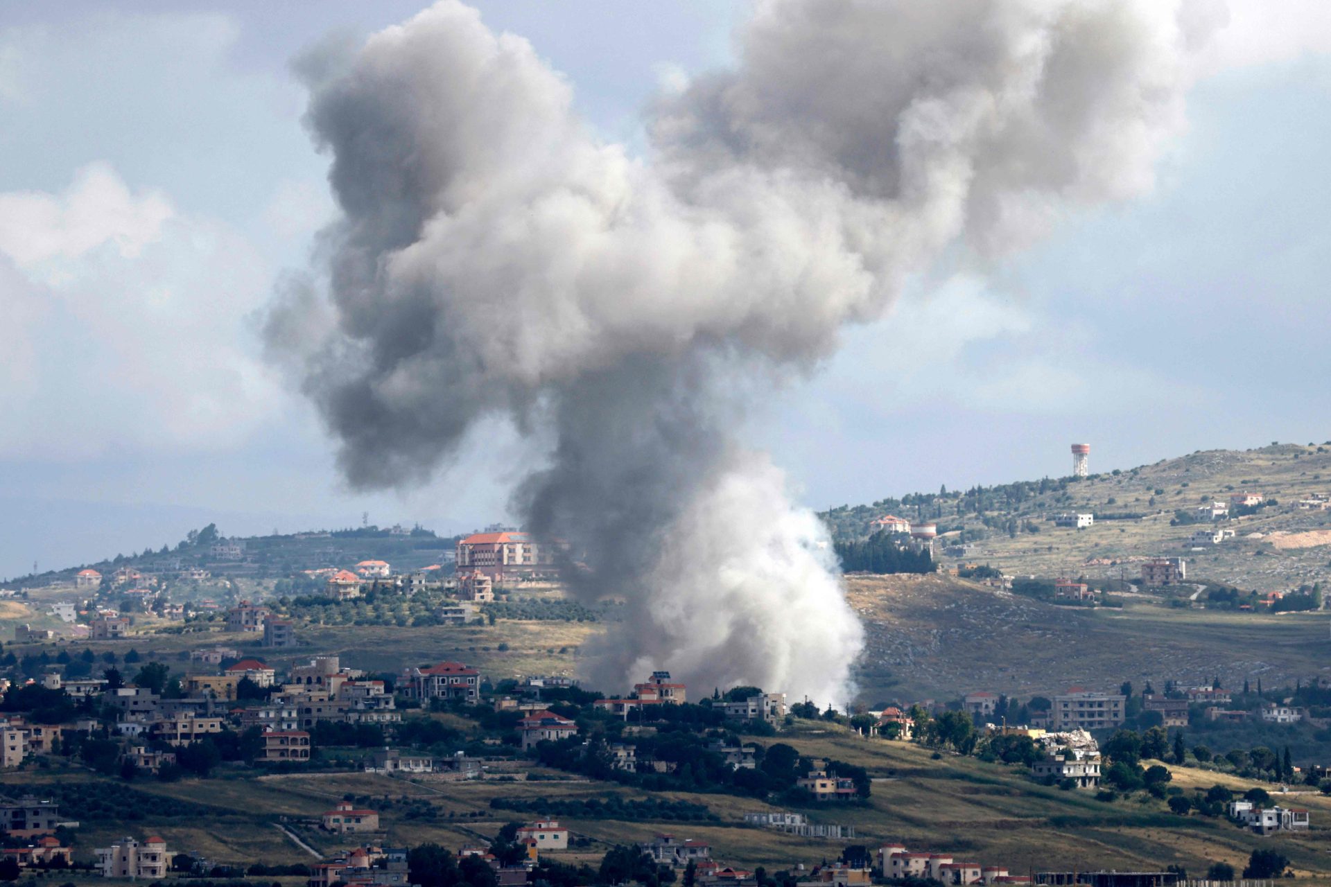 Raid israélien tue 4 Libanais, riposte massive de Hezbollah par roquettes