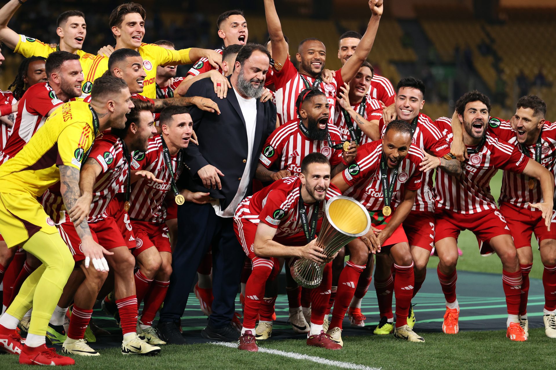 Regardez El Kaabi offre à Olympiacos son premier titre européen