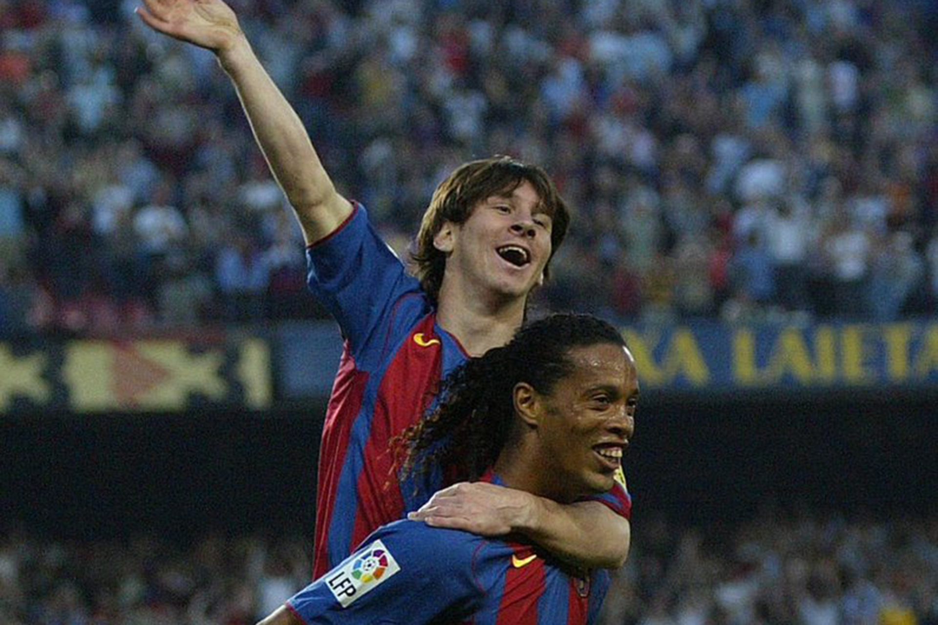 Regardez Messi marquer son premier but à Barcelone grâce à Ronaldinho