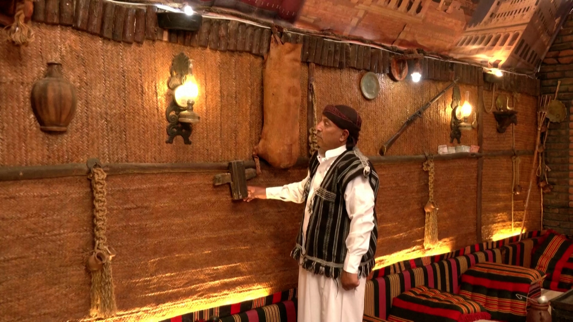 Un Yéménite transforme son salon en musée pour sauver l'art populaire