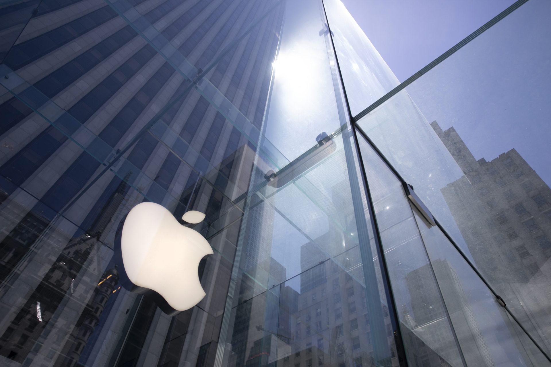 Ventes d'iPhone en chute, Apple grimpe avec dividende et rachat d'actions