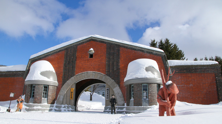 Entrée en brique de l'ancienne prison d'Abashiri, Hokkaido, Japon en hiver