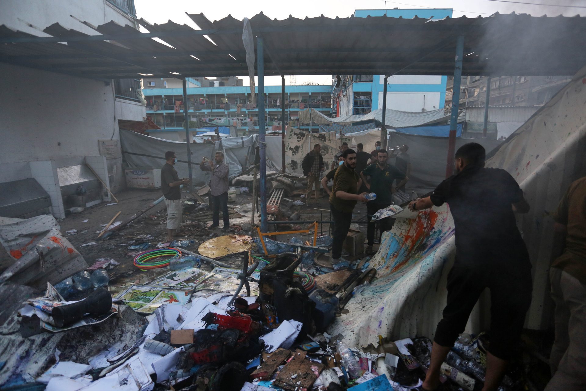30 morts et des dizaines de blessés, bombardement d'une école à Nusseirat