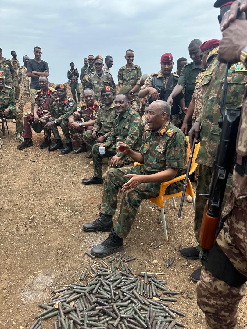 Al-Burhane inspecte les forces soudanaises à Sennar