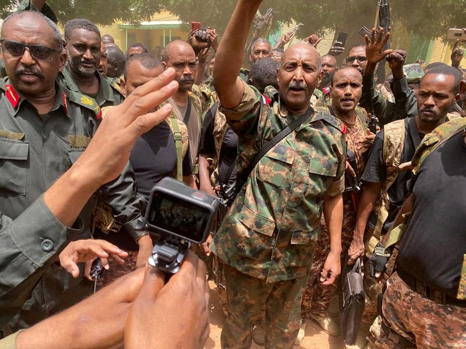 Al-Burhane rend visite aux blessés de Wad al-Noura et menace RD