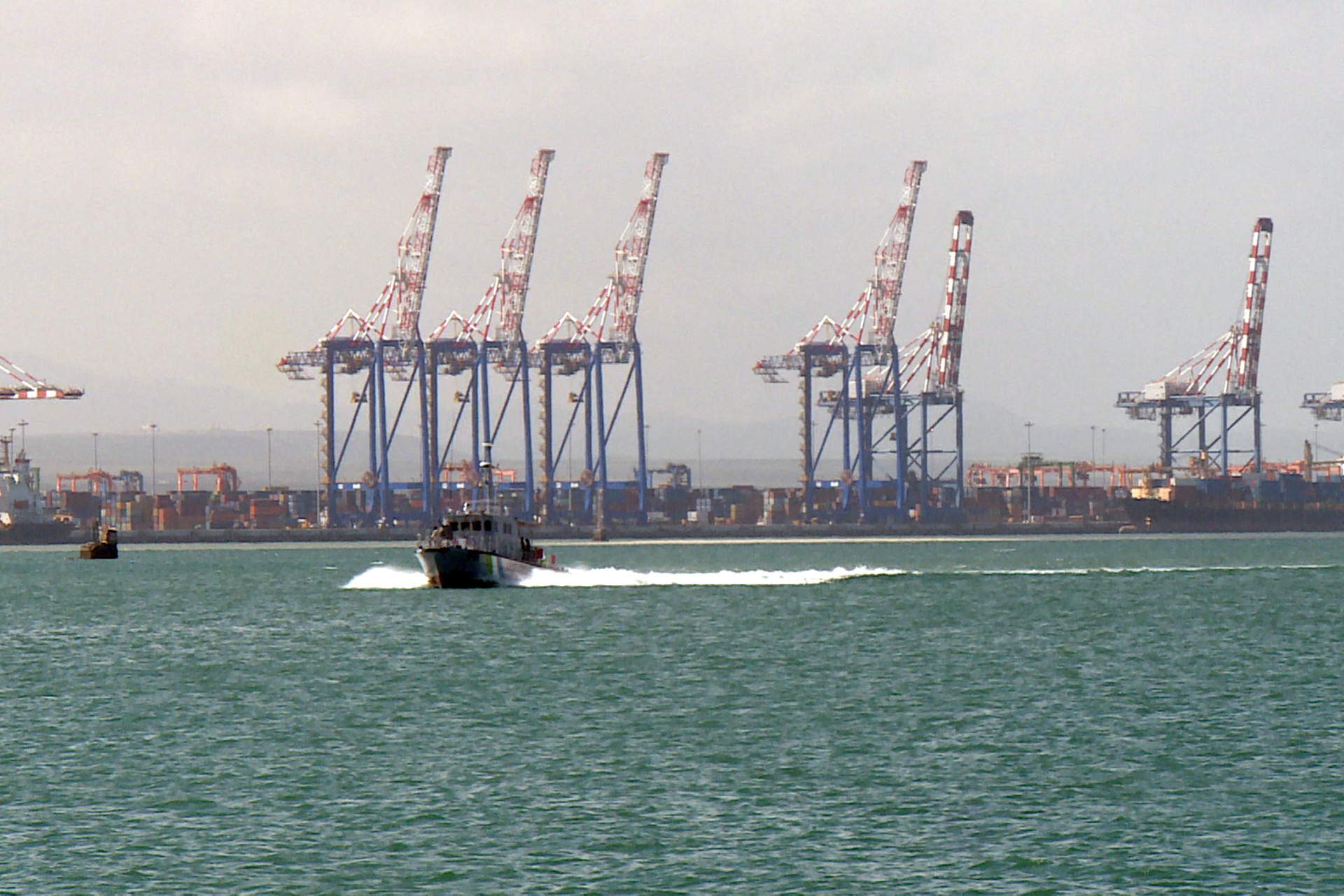 De haut en bas, Djibouti conteste la déclassification de ses ports