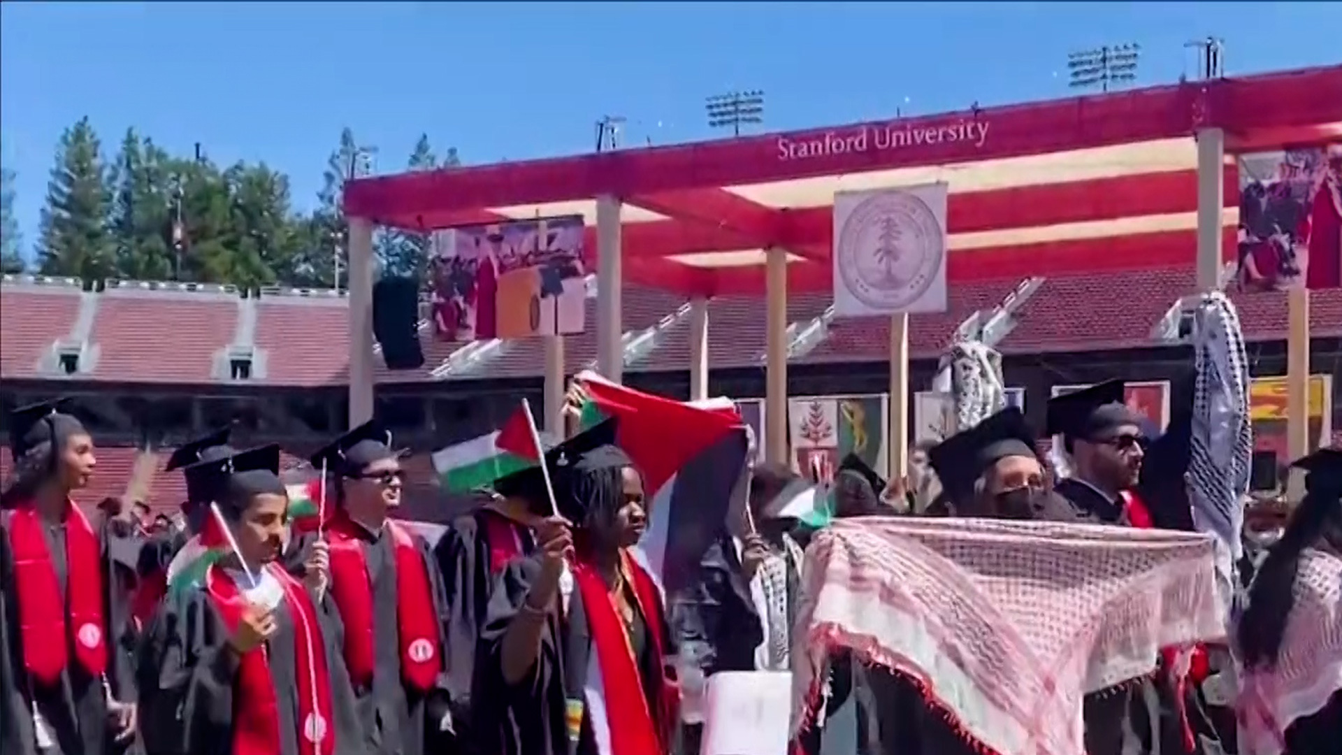 Des centaines d'étudiants quittent la remise de diplômes à Stanford